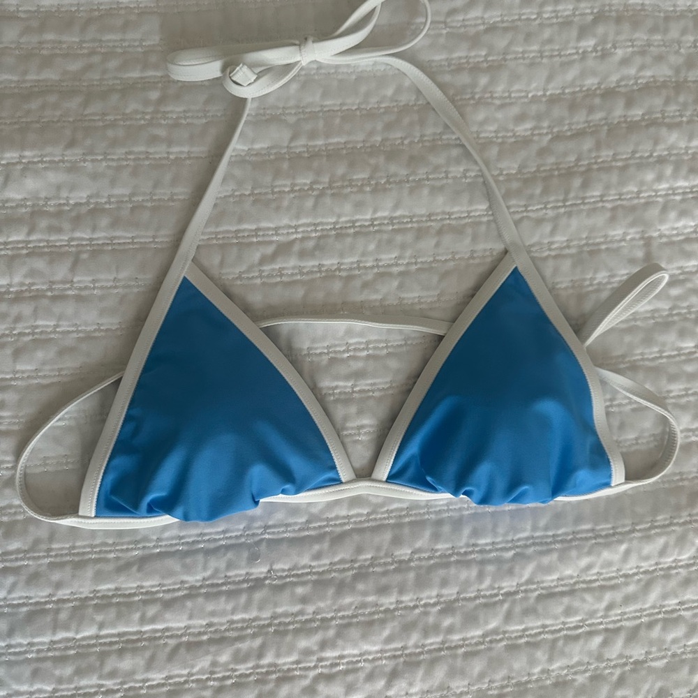 WOMENS NEVER WORN WILD FABLE BLUE AND WHITE BIKINI TOP SIZE S